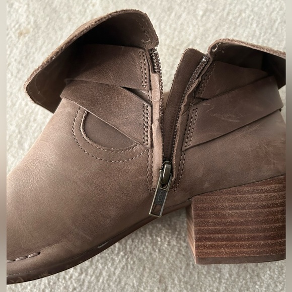 Leather UGG boots - Picture 2 of 8